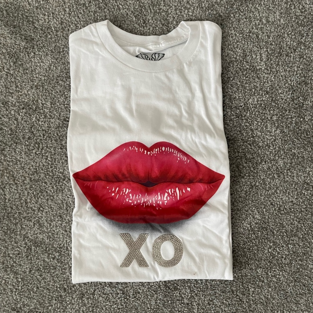 House of Eleven graphic t shirt size small with jewel
XO detail